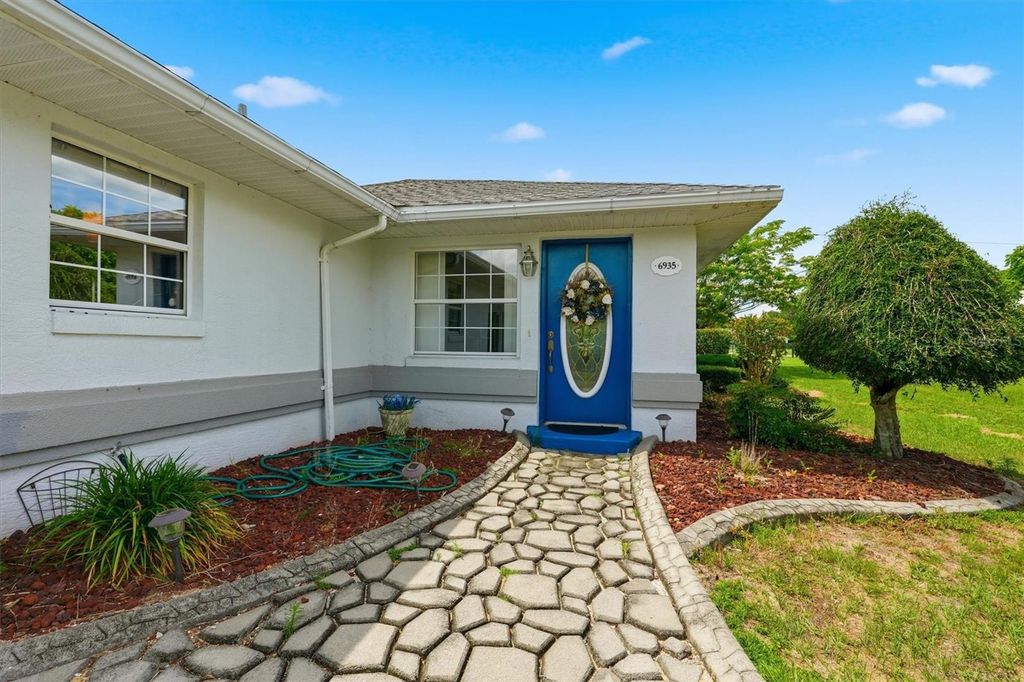 Image 6 of property listing at 6935 NW HIGHWAY 225A, Ocala, FL 34482
