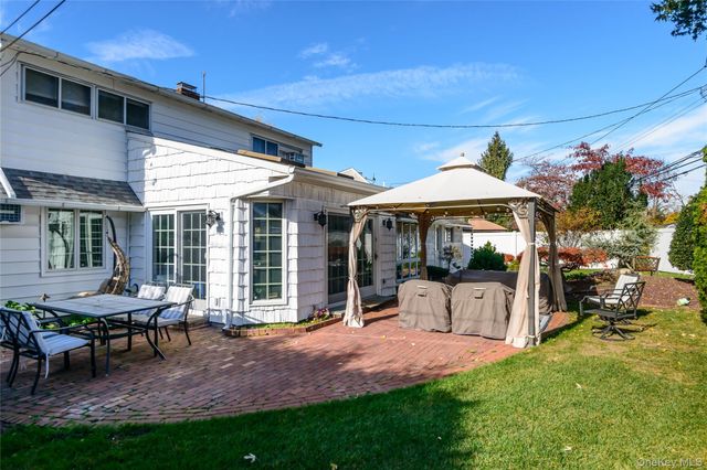 11 Foster Lane, Westbury, NY 11590