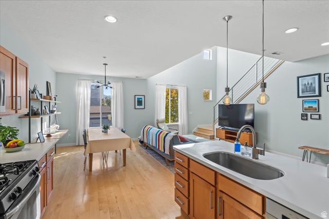 11308 S SPRING BLUFF LN, South Jordan, UT 84095