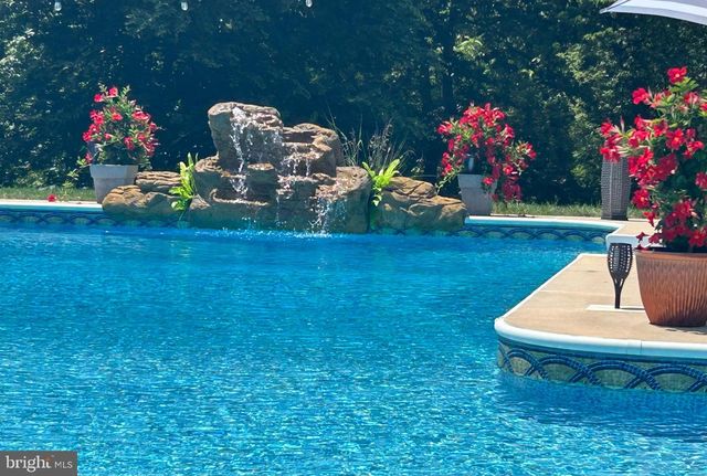 14 MONTADALE DR, Dillsburg, PA 17019