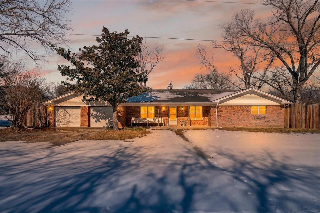 702 El Camino Real, Chico, TX 76431