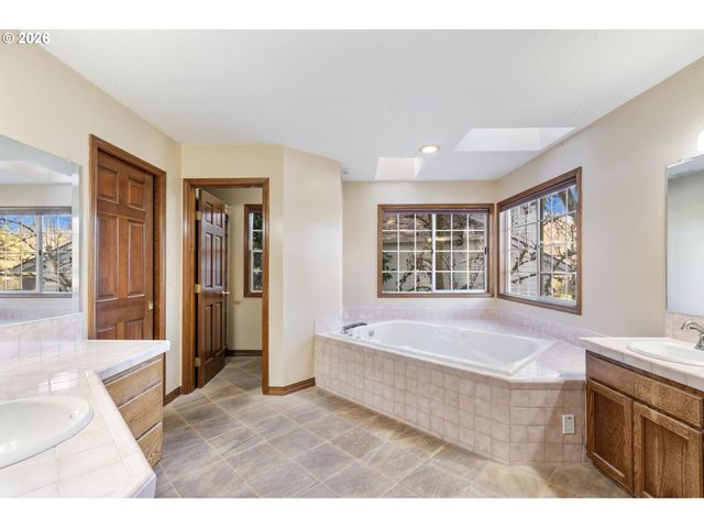 17973 SAINT CLAIR Dr, Lake Oswego, OR 97034