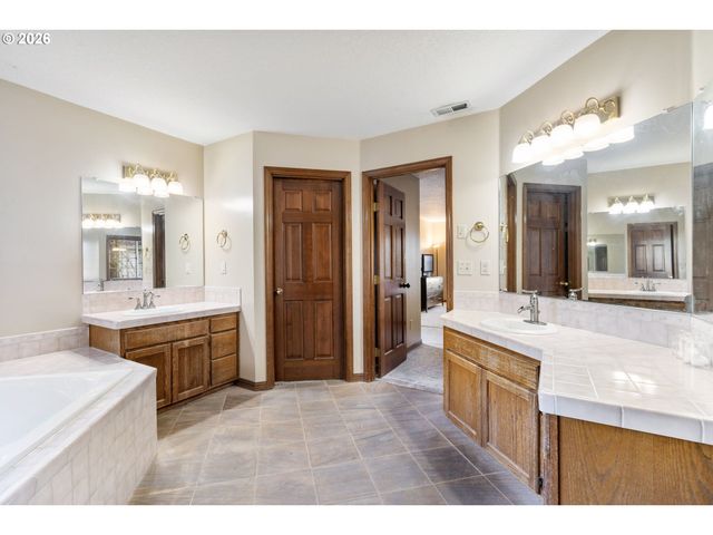 17973 SAINT CLAIR Dr, Lake Oswego, OR 97034