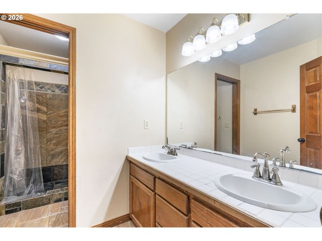 17973 SAINT CLAIR Dr, Lake Oswego, OR 97034