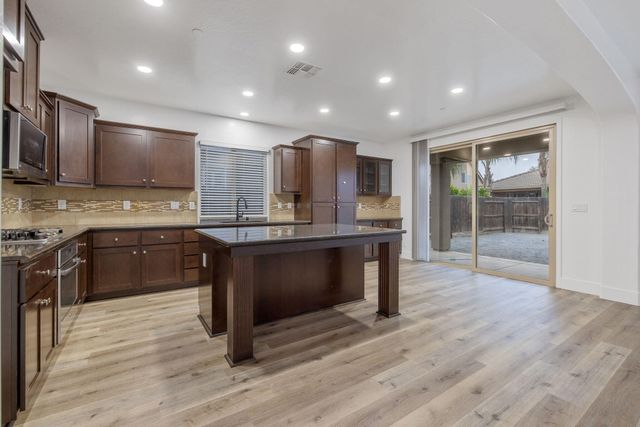 3526 W Buena Vista Avenue, Visalia, CA 93291