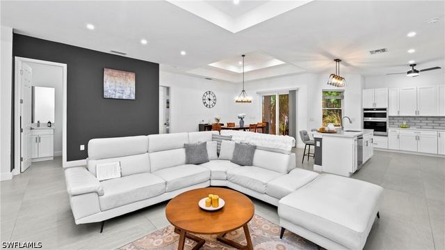 569 Desoto BLVD S, Naples, FL 34117