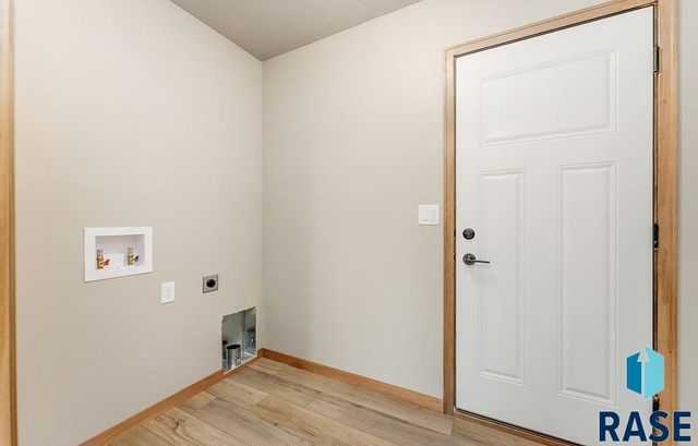 813 N Main St Street, Lennox, SD 57039