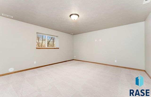 813 N Main St Street, Lennox, SD 57039