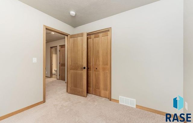 813 N Main St Street, Lennox, SD 57039