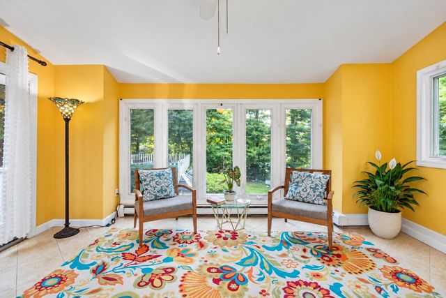 392 Old Farm Rd, Franklin, MA 02038