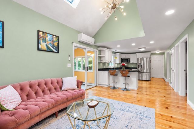 392 Old Farm Rd, Franklin, MA 02038