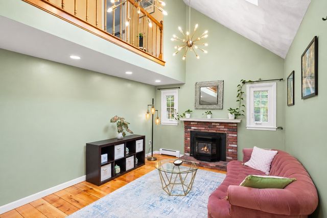 392 Old Farm Rd, Franklin, MA 02038