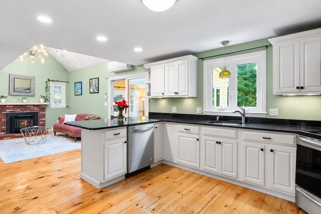 392 Old Farm Rd, Franklin, MA 02038