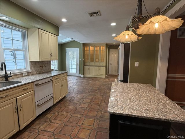 31 Upper Sheep Pasture Road, East Setauket, NY 11733