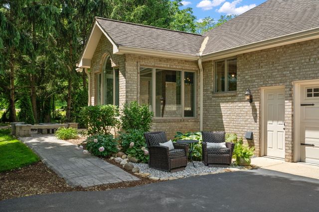 246 White Thorne Lane, Valparaiso, IN 46383
