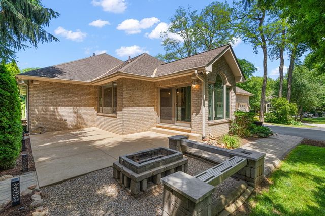246 White Thorne Lane, Valparaiso, IN 46383