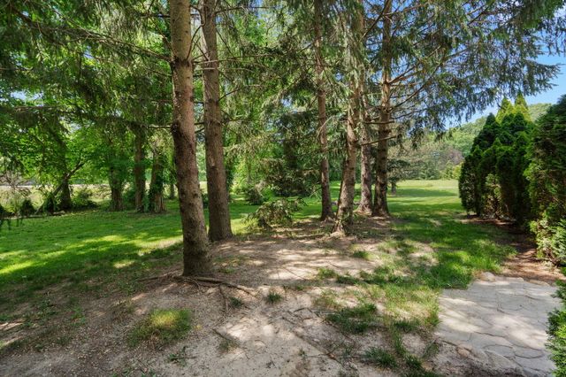 246 White Thorne Lane, Valparaiso, IN 46383