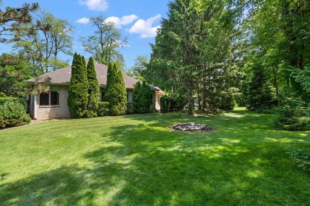 246 White Thorne Lane, Valparaiso, IN 46383