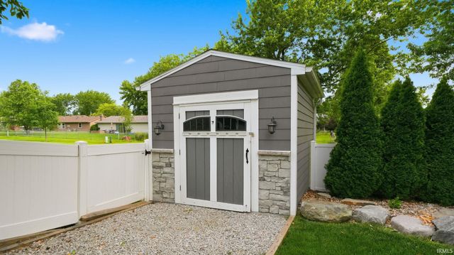 9910 Sawtooth Court, Fort Wayne, IN 46804