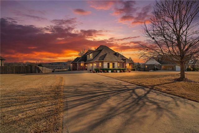 2321 Riverwater Lane, Fayetteville, AR 72703