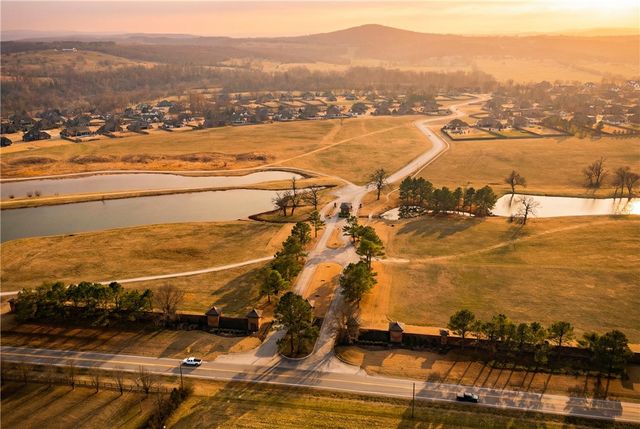 2321 Riverwater Lane, Fayetteville, AR 72703