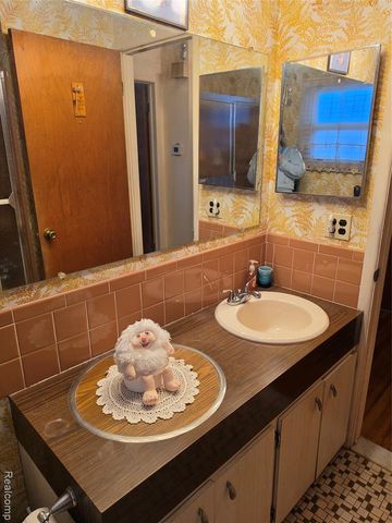 27882 Sutherland Drive, Warren, MI 48088