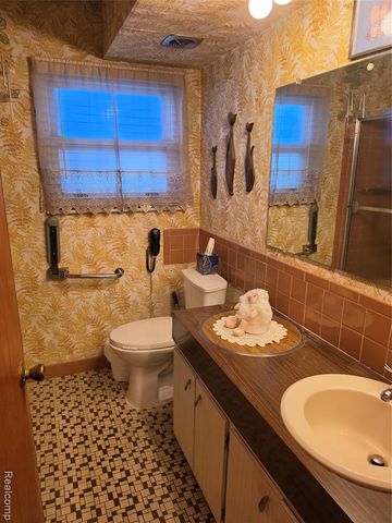 27882 Sutherland Drive, Warren, MI 48088