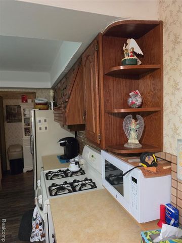27882 Sutherland Drive, Warren, MI 48088