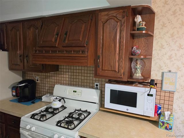 27882 Sutherland Drive, Warren, MI 48088