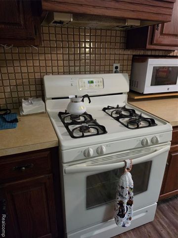 27882 Sutherland Drive, Warren, MI 48088
