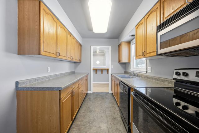 2204 7th Street S, Moorhead, MN 56560