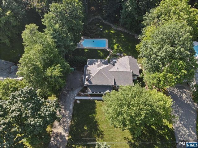 734 Willow Run, Wyckoff, NJ 07481