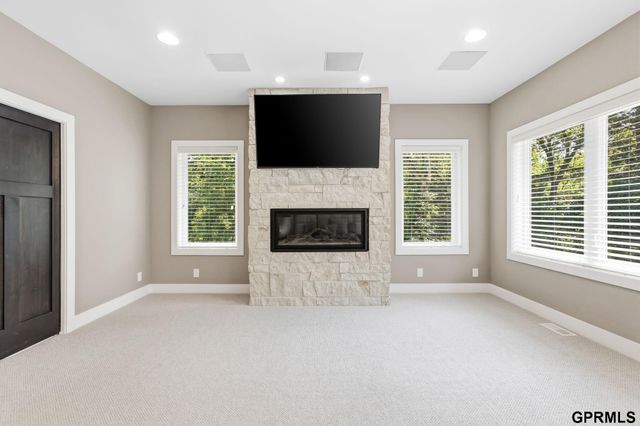 5252 S 238 Street, Elkhorn, NE 68022
