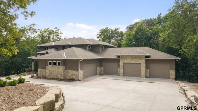 5252 S 238 Street, Elkhorn, NE 68022