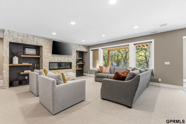 5252 S 238 Street, Elkhorn, NE 68022