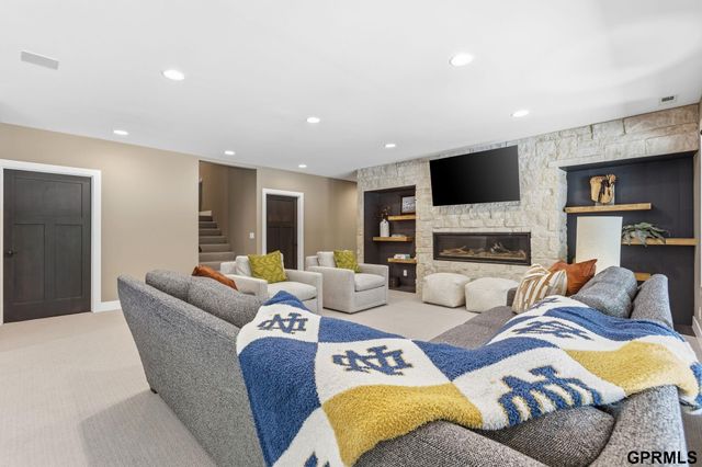 5252 S 238 Street, Elkhorn, NE 68022