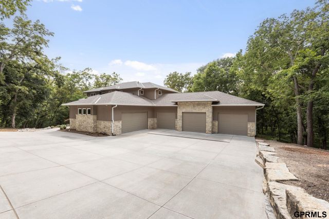 5252 S 238 Street, Elkhorn, NE 68022