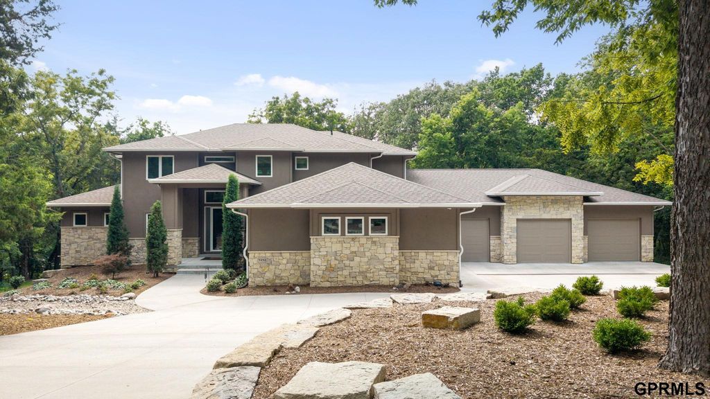 5252 S 238 Street, Elkhorn, NE 68022