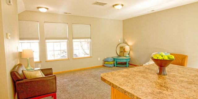 15220 Greenbelt Drive, Urbandale, IA 50323