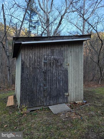 2128 SIR JOHNS RUN RD, Berkeley Springs, WV 25411