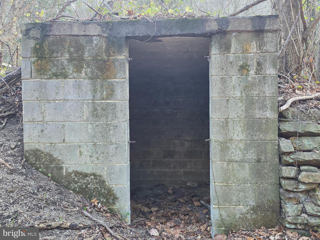 2128 SIR JOHNS RUN RD, Berkeley Springs, WV 25411