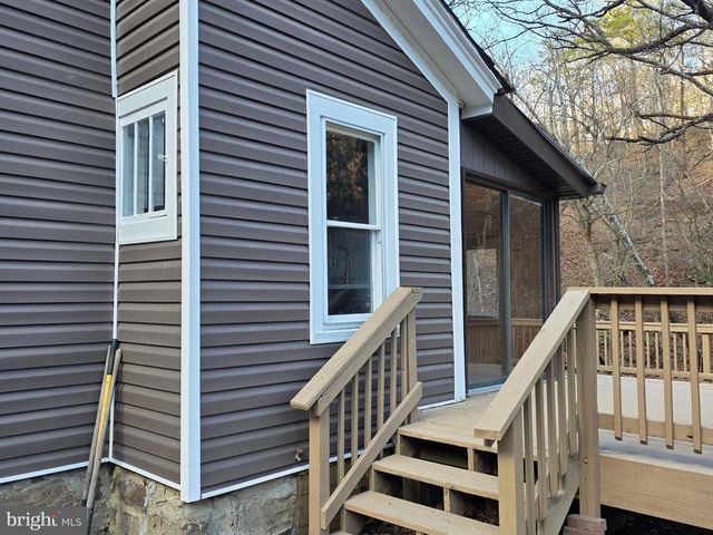 2128 SIR JOHNS RUN RD, Berkeley Springs, WV 25411