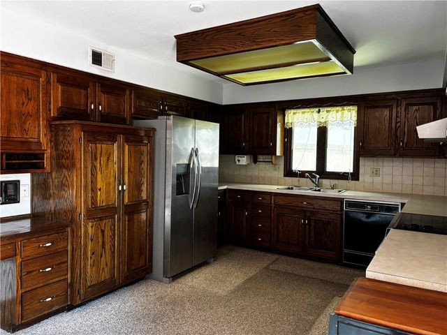 3005 S Viking Court, Independence, MO 64057