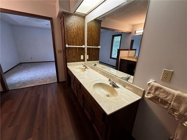 3005 S Viking Court, Independence, MO 64057