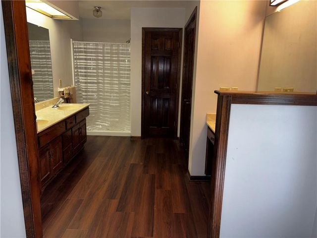 3005 S Viking Court, Independence, MO 64057