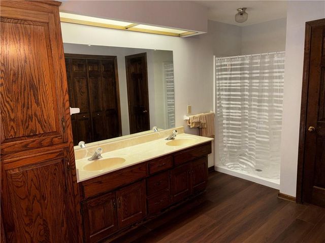 3005 S Viking Court, Independence, MO 64057