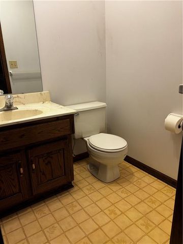 3005 S Viking Court, Independence, MO 64057