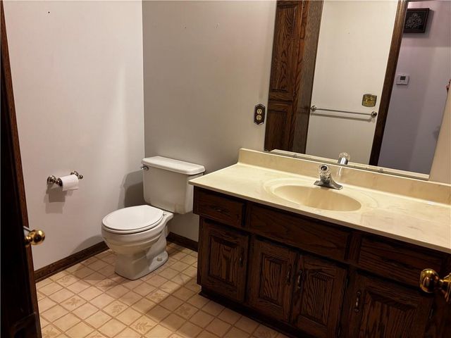 3005 S Viking Court, Independence, MO 64057
