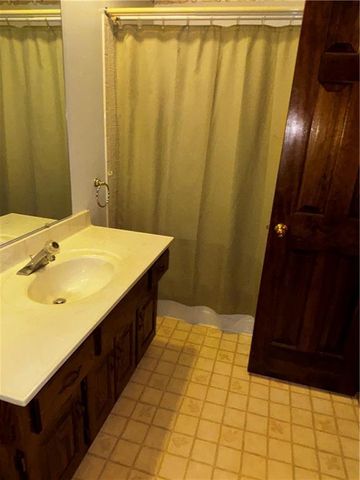 3005 S Viking Court, Independence, MO 64057