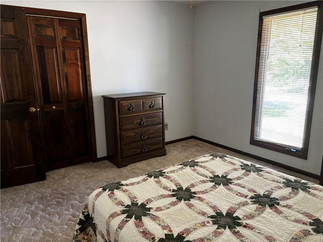 3005 S Viking Court, Independence, MO 64057